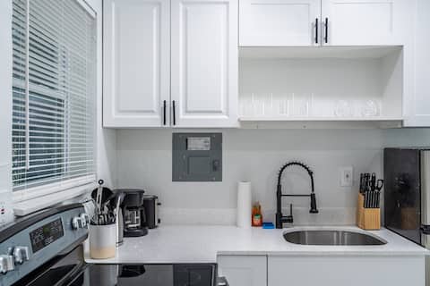 Successful Airbnb property: PrimeStay25%OFF! • Pool, Qn Suite, Desk, Laundry in East Little Havana