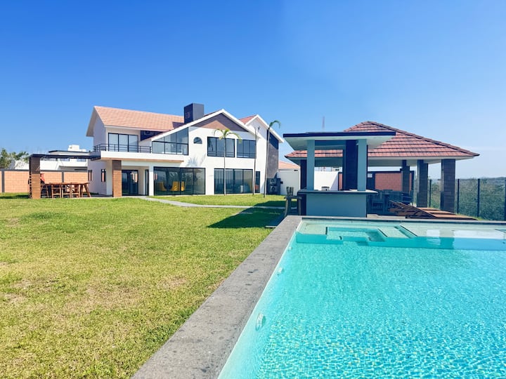 Exclusive and Private Residence. Lakeviews & pool!