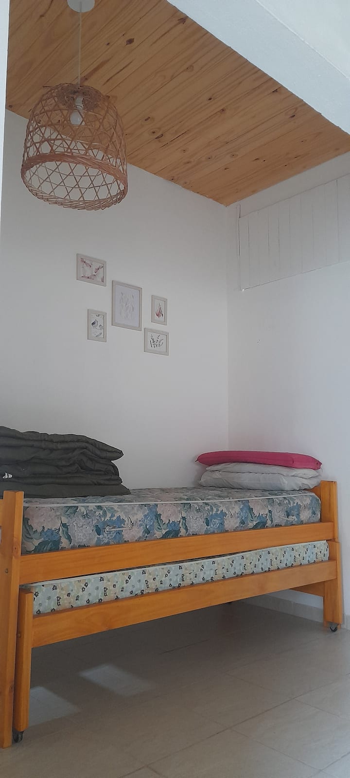 ห้องพักรองพร้อมคามาร่ามาริเนรา (2 เตียงเดอพลาซ่า) เตียงด้านล่างกางออกจากล้อ มีแผ่นรอง (ไม่รวมผ้าปูที่นอน) ห้องนี้รวมอยู่ในห้องนั่งเล่นสไตล์ลอฟท์ 