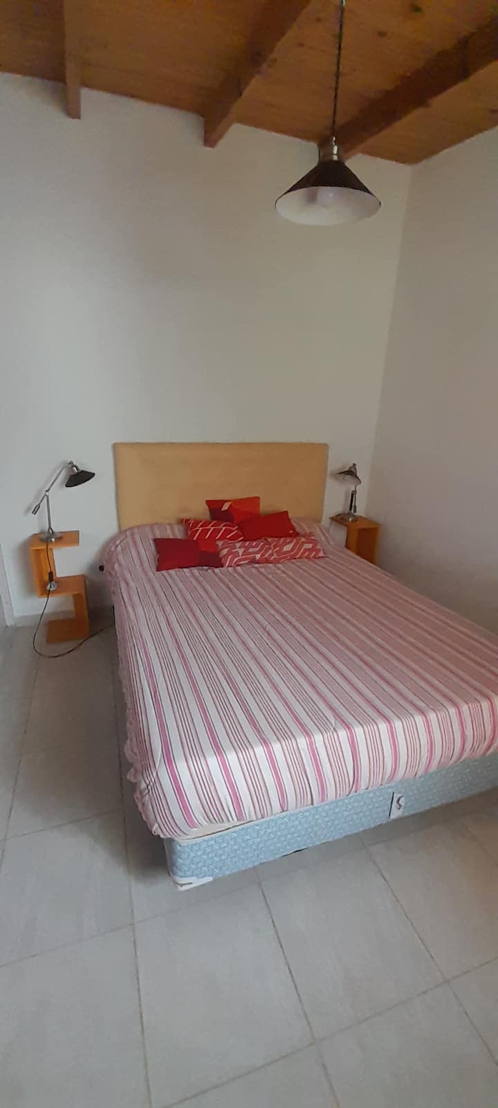 ห้องนอนหลักพร้อมเตียง 2 ที่นั่ง (รวมเบาะ) ไม่รวมผ้าปูที่นอนเครื่องปรับอากาศ fio/เครื่องทำความร้อน ปิดด้วยไม้พร้อมประตูบานเลื่อน (ประตูโรงนา) เพื่อเพิ่มความสะดวกสบายและเป็นส่วนตัว