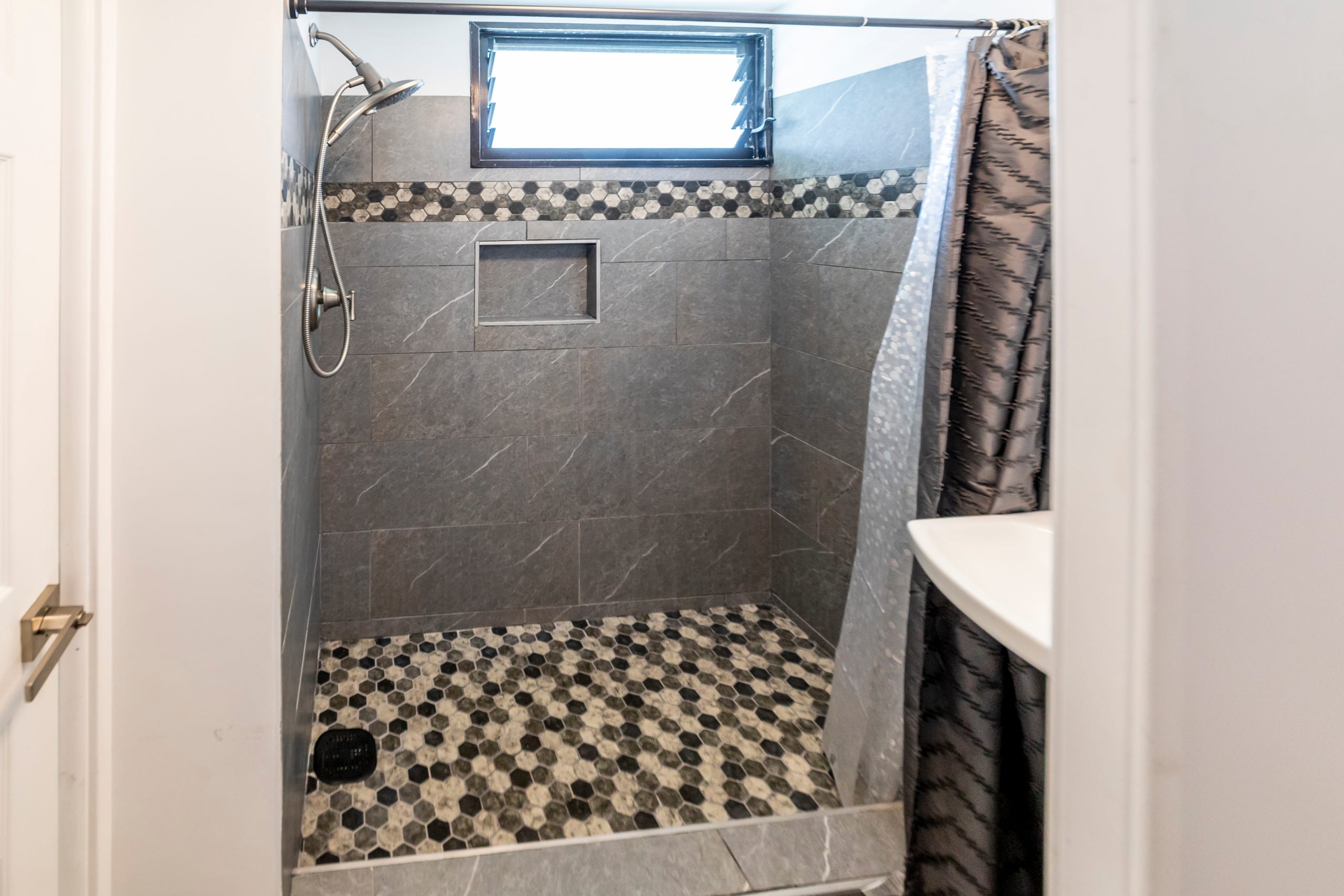 Condo in Honolulu · ★4.63 · Studio · 2 beds · 1 private bath - Image 19