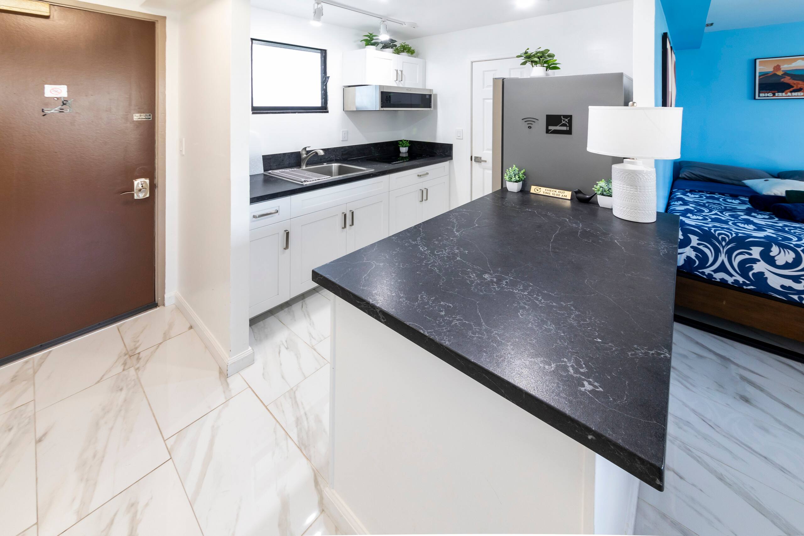 Condo in Honolulu · ★4.62 · Studio · 2 beds · 1 private bath - Image 2