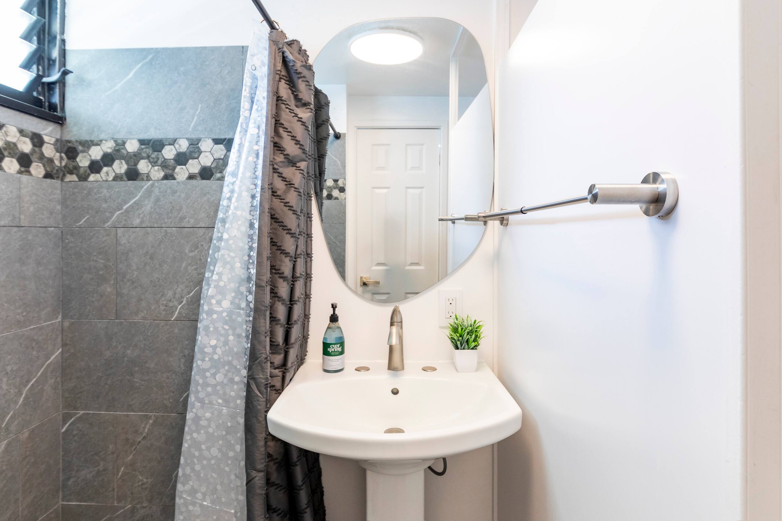 Condo in Honolulu · ★4.69 · Studio · 2 beds · 1 shared bath - Image 14