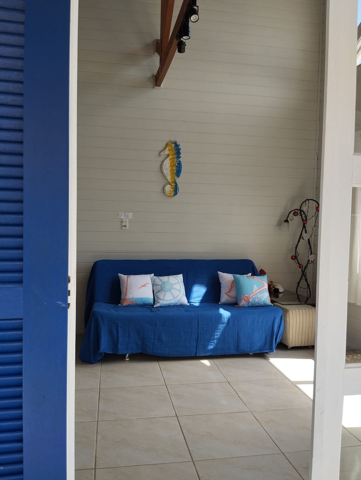 Dhomë ndenjeje me dekor të bollshëm.