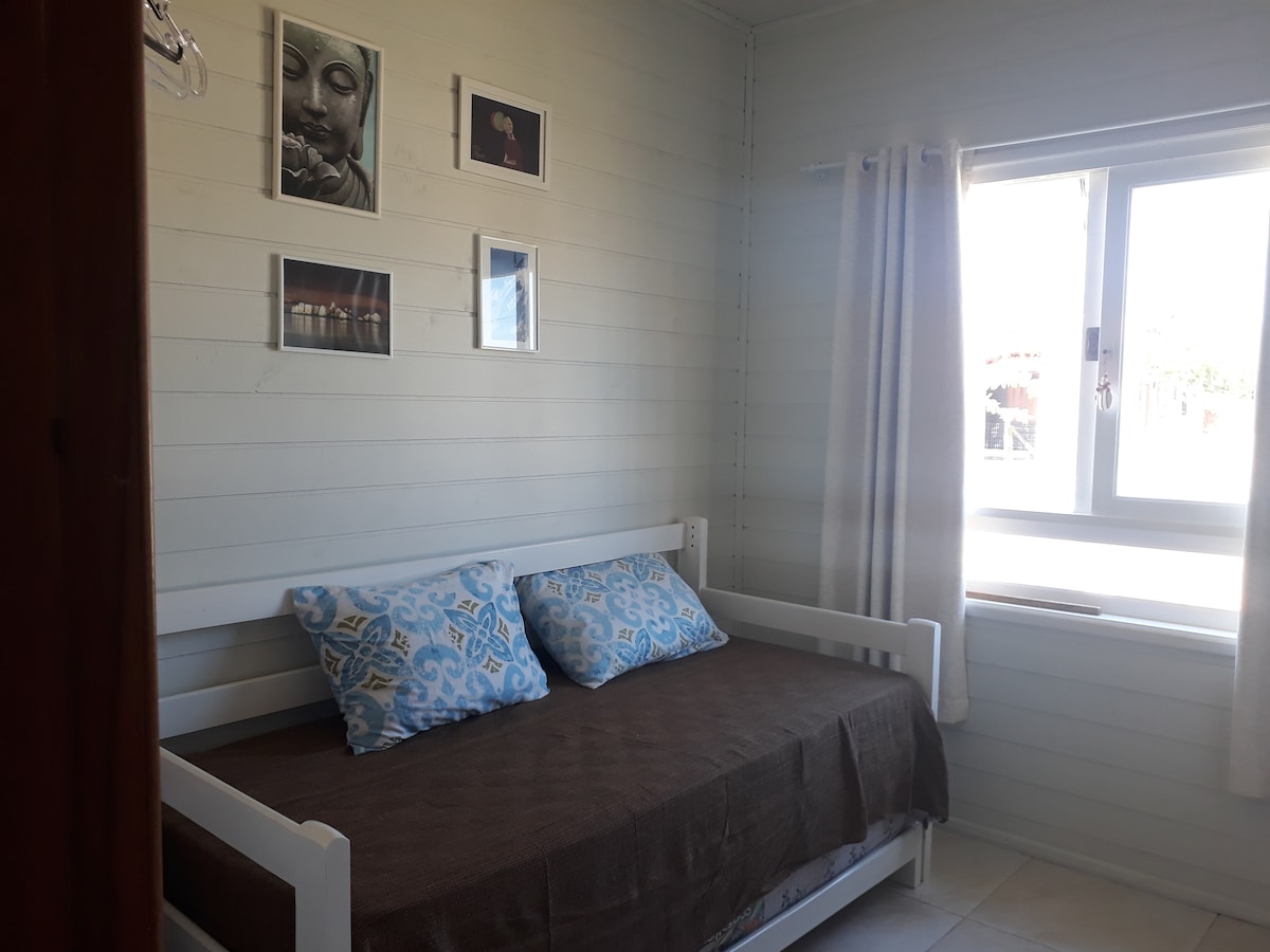 Krevat dopio me akomodim për dy persona dhe ka një dyshek shtesë. Perdja e dhomës së gjumit është e errët.