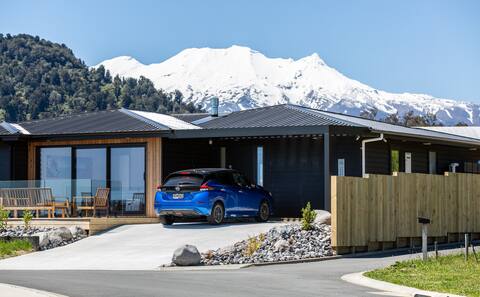 Tongariro Alpine Villa - with hot tub