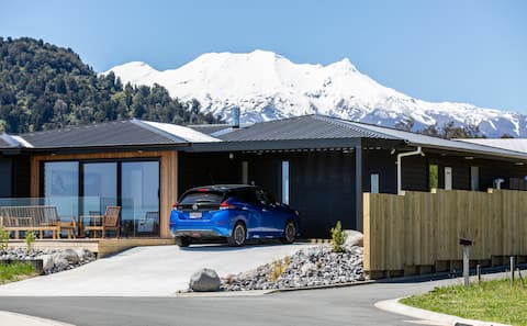 New Modern Home - with hot tub