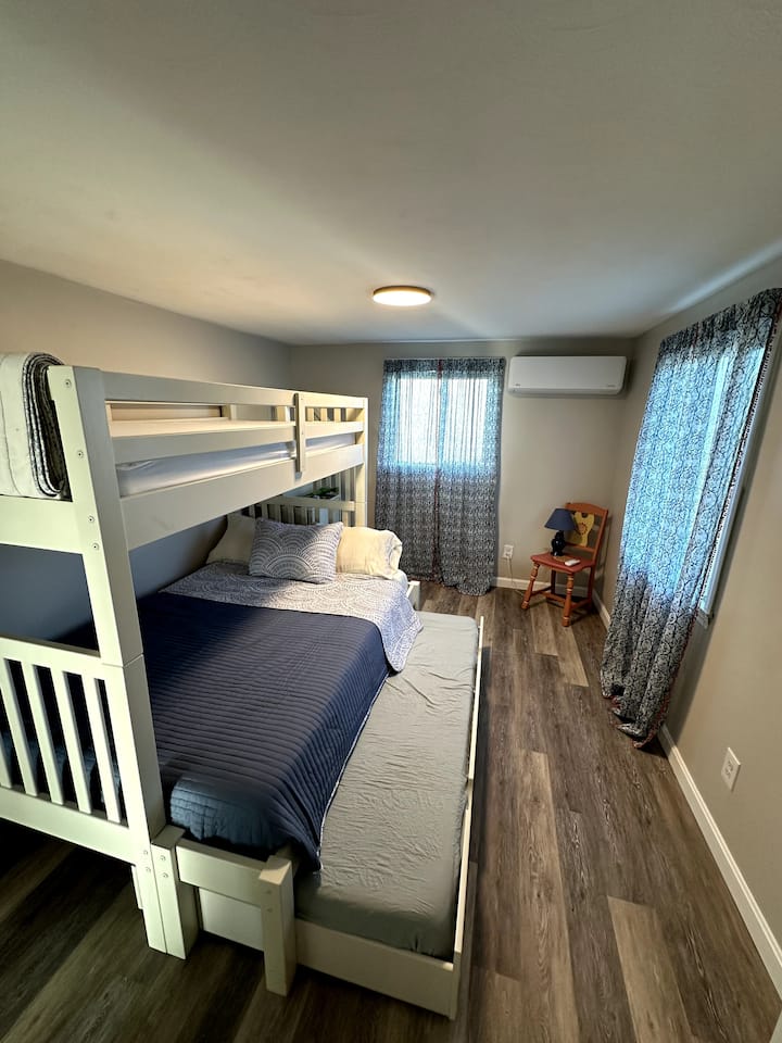 سرير كامل مع سرير مزدوج وسرير متحرك. 