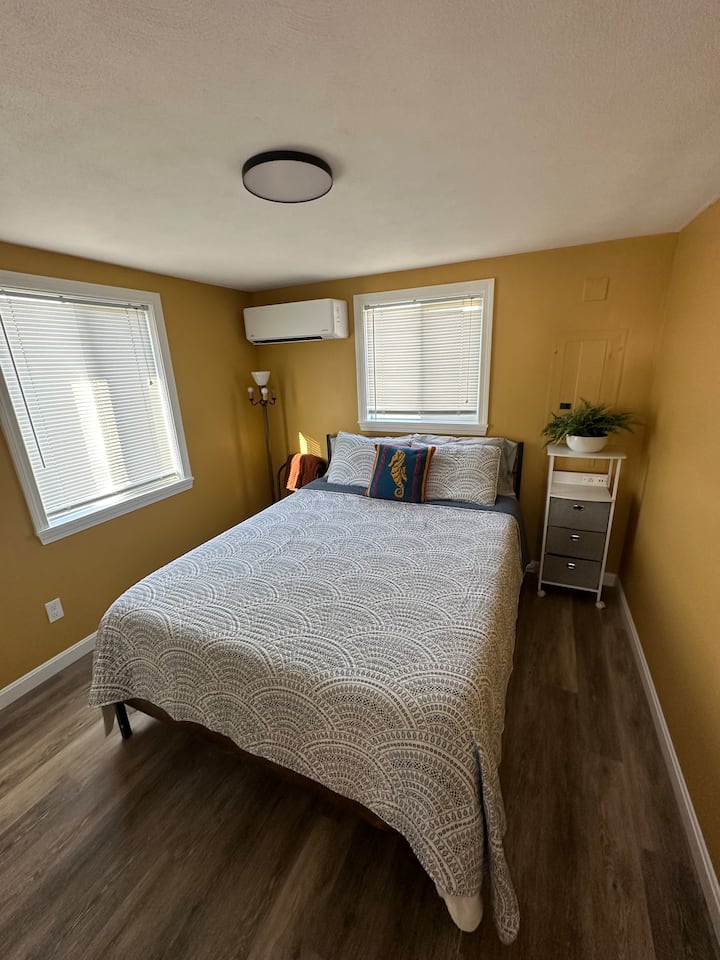 غرفة نوم بسرير كبير وتدفئة/مكيف هواء مقسم صغير
