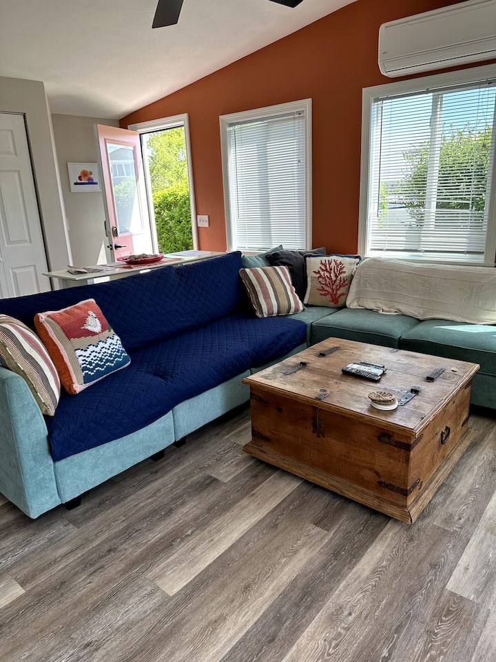 Cozy Artist's Cottage By The Sea - Horseneck Beach, Westport