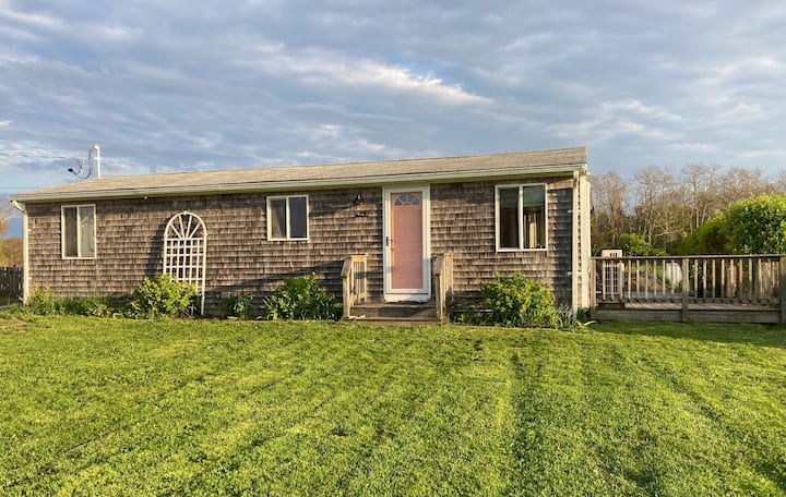 Cozy Artist's Cottage By The Sea - Dartmouth, MA