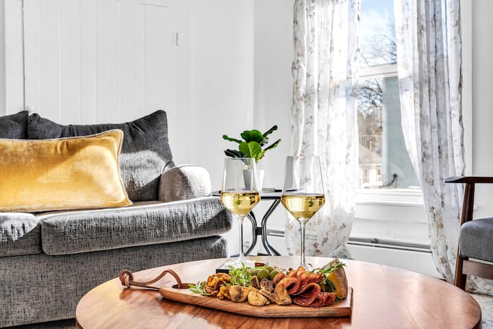4br/3ba Near Old Port + Parking! - Portland, ME