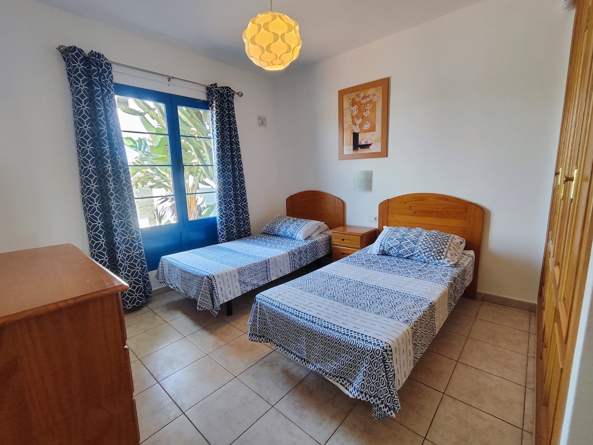 غرفة بسريرين فرديين في الطابق الأرضي