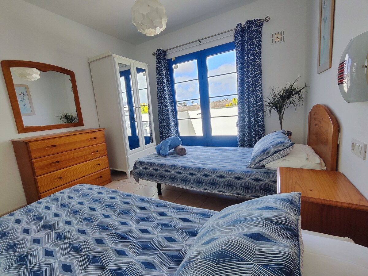 غرفة نوم ثانية في الطابق العلوي مع شرفة خاصة