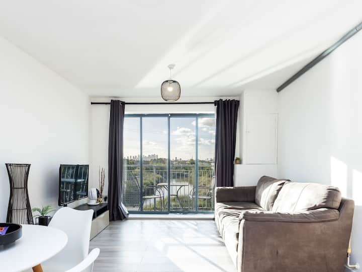 Stunning 2 Bed Flat With City Views - Barking