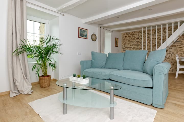 Sehemu ya kuishi ya 30m2, ikiwemo:
- Eneo la mapumziko lenye kitanda cha sofa, meza ya kahawa, zulia, televisheni kubwa ya skrini na ufikiaji wa Video Kuu, bafa, mfiduo wa Kusini. 
- eneo la kulia chakula lenye meza na viti, 
- jiko lenye vifaa
