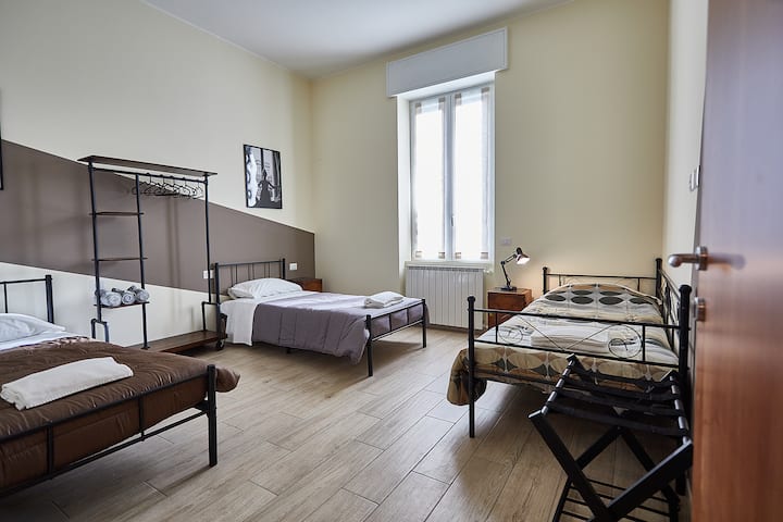 客房设有三张单人床、衣架和行李架。