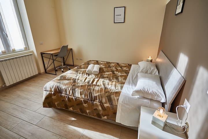 带记忆泡沫床垫的双人床，专用工作区，配备人体工程学椅。