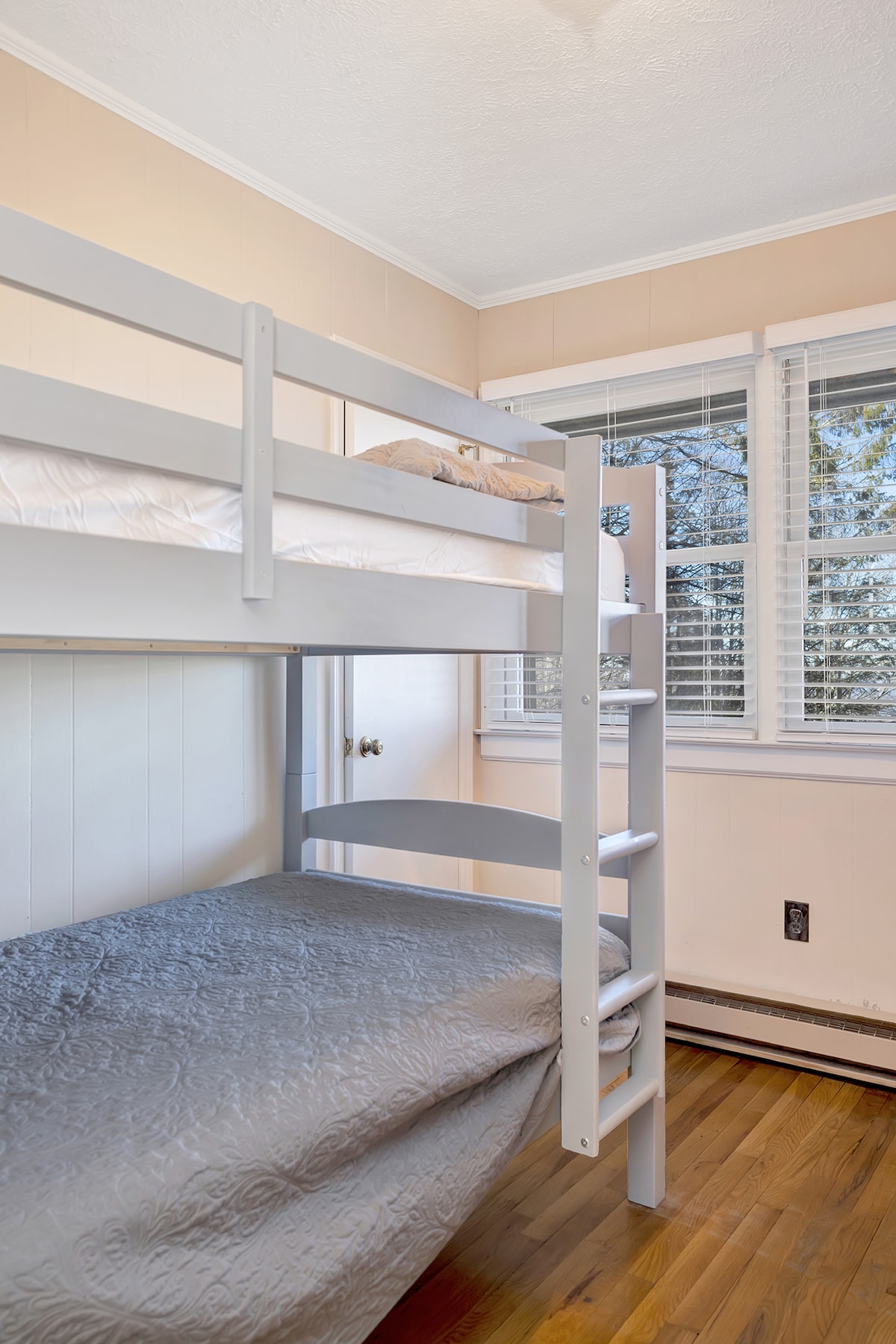 这间舒适的双层床空间非常适合儿童或旅行伴侣入住，提供温暖的照明、柔软的床单和俏皮的睡眠环境，非常适合在山地探险后充电。