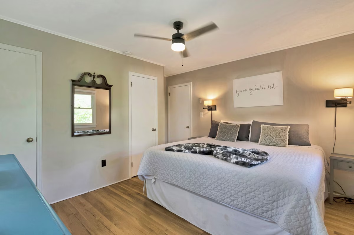 在宁静舒适的环境中开始和结束您的一天——这间柔和照明的卧室配有毛绒床上用品、温暖的纹理和时尚的镜子，增添了宽敞、精致的触感。