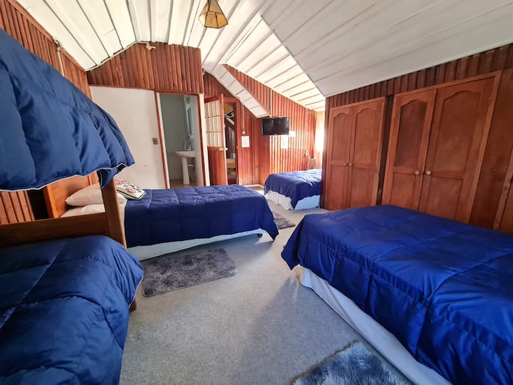 Habitación amplia , tres camas bajas y una litera .Baño privado apta para 5 huéspedes,Tercer piso .dos escaleras acceso