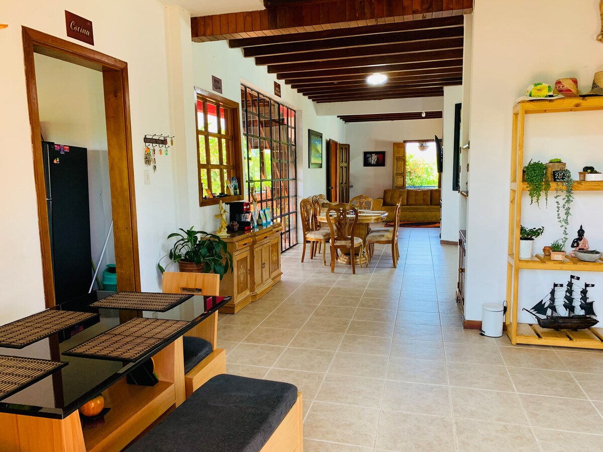 "เพลิดเพลินกับห้องรับประทานอาหารที่อบอุ่น️ในบ้านในชนบทของเราซึ่งเป็นพื้นที่ที่สมบูรณ์แบบสำหรับการแบ่งปันมื้ออาหารแสนอร่อยในบรรยากาศที่อบอุ่นและล้อมรอบด้วยธรรมชาติ"

