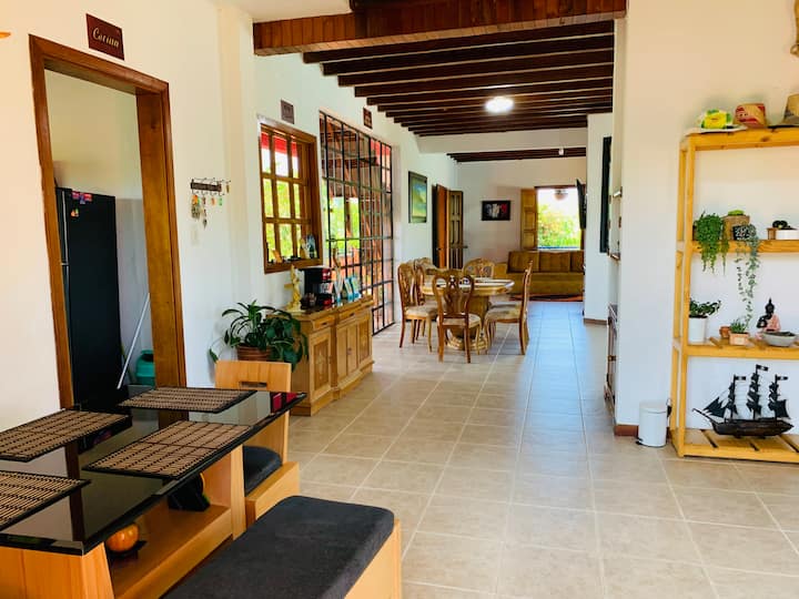"Disfruta de un acogedor comedor ️ en nuestra casa de campo , un espacio perfecto para compartir deliciosas comidas en un ambiente cálido y rodeado de naturaleza."