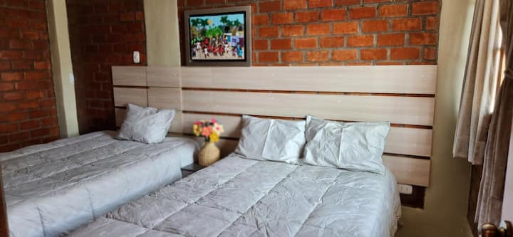 חדר עם מצעי חורף, מזרנים נוחים למנוחה נעימה.