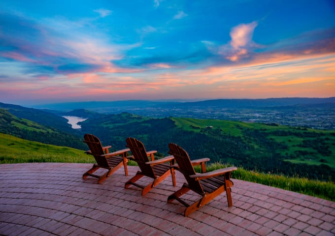 Red Barn Ranch: Peaceful Ridge Hideaway gallery image 2