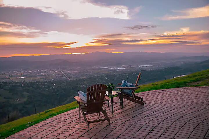 Red Barn Ranch: Peaceful Ridge Hideaway