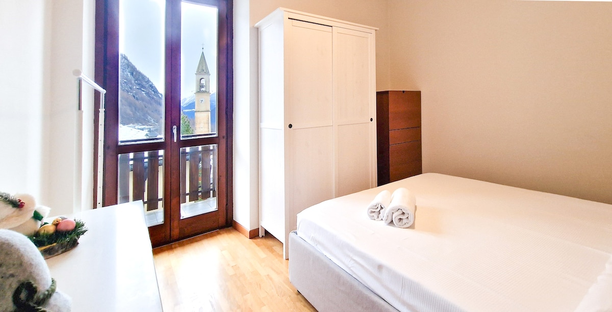 Master bedroom with double bed and balcony with wonderful view of Valmalenco