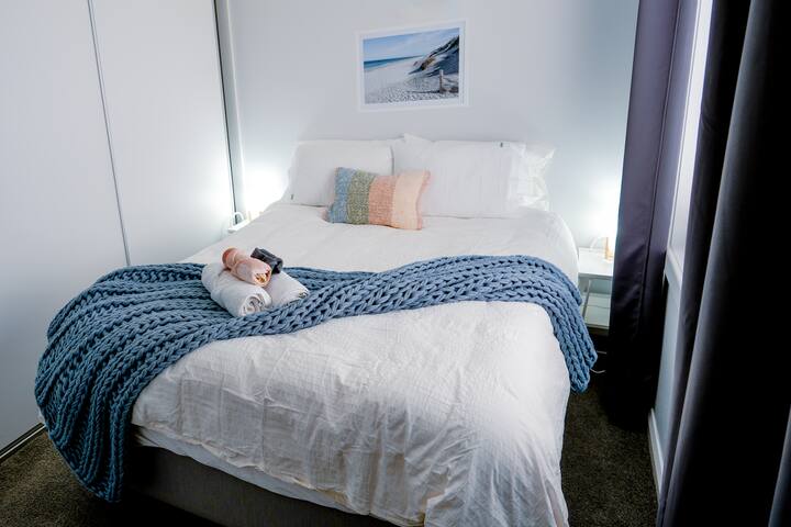 Queen bed, ceiling fan, built in wardrobe 