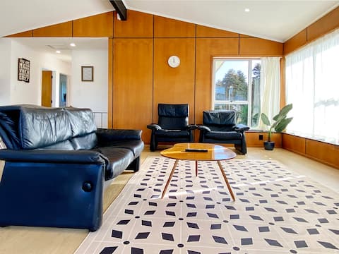 Waterfront villa near IKEA and Sylvia Park