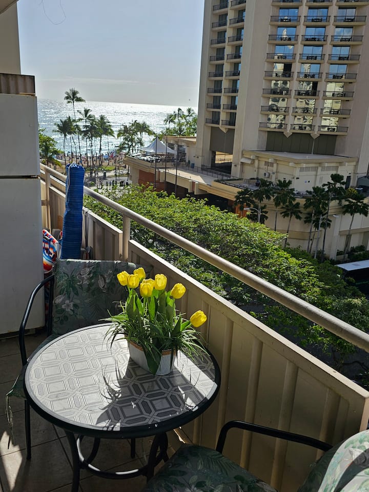 Large Studio With Beach View - Honolulu, HI