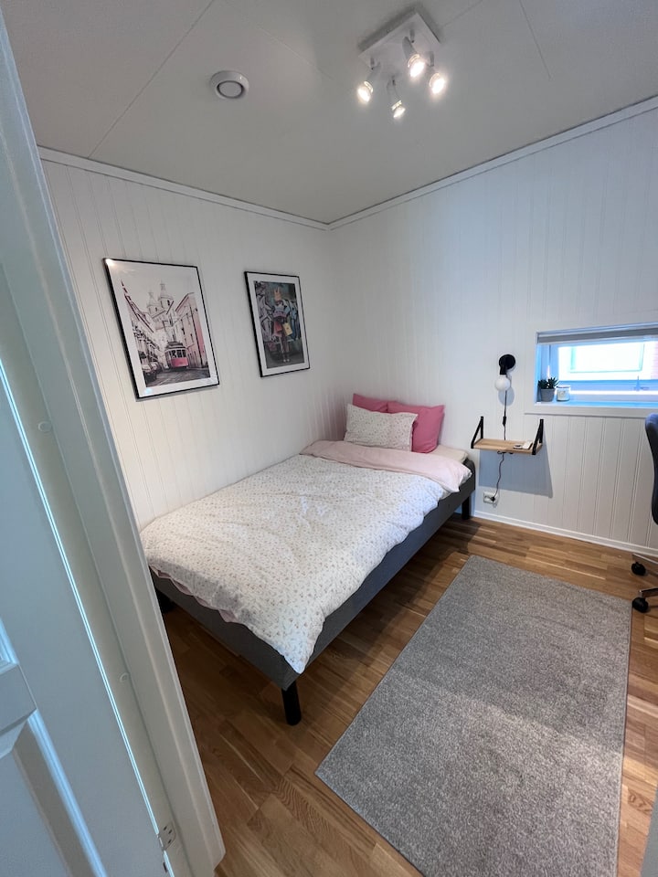 Спална соба 3 на вториот кат. Кревет 200x120. 