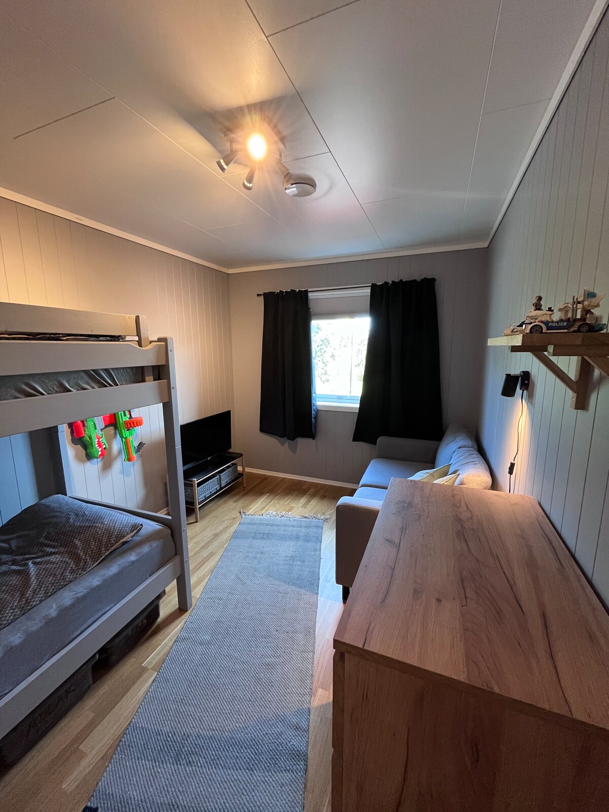 Საძინებელი 2 მეორე სართულზე. Ორსართულიანი საწოლი 200x90.