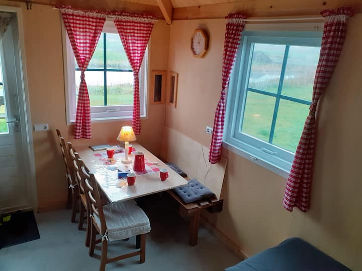 Circulaire Houten Hut In Weiland, Aan Water - Woerden