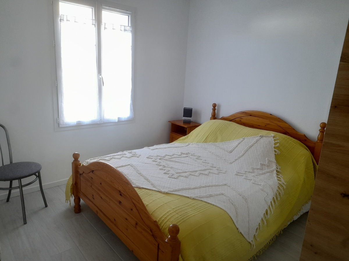 Bedroom 1: 
Double bed (size 140) - wardrobe (shelves + hanging rack) 
duvet / 2 pillows / 1 bolster