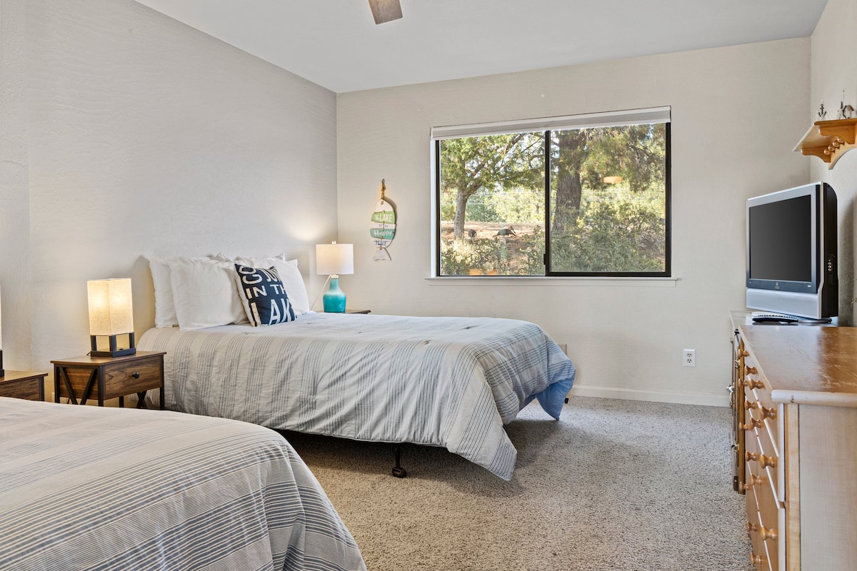 Chumba cha wageni chenye nafasi kubwa chenye vitanda viwili vya kifalme, taa nzuri na feni ya dari kwa ajili ya starehe. Inafaa kwa familia au marafiki, chumba hiki pia kina televisheni yenye Google Chromecast ili kila mtu aweze kupumzika na vipindi anavyopenda baada ya jasura za ziwani.