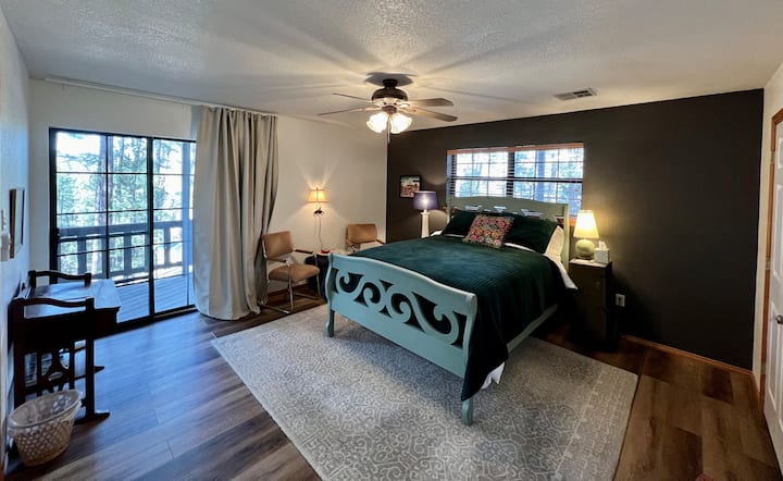 Cama tamaño queen con colchón Serta en el piso inferior. Acceso a la terraza.