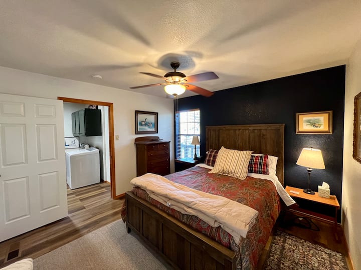 Cerca de la cocina, lavandería y baño, en el piso principal.