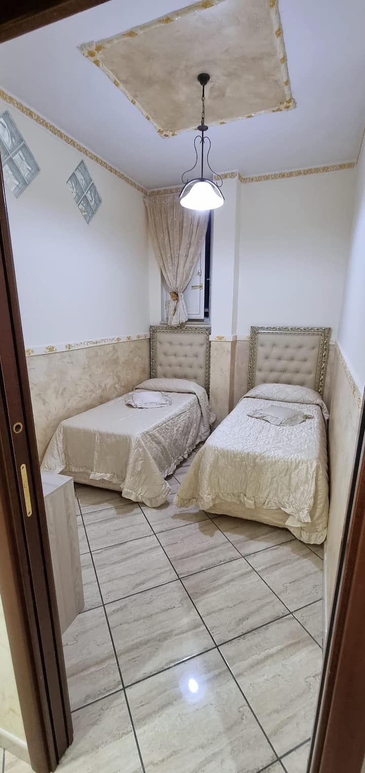 Une chambre avec deux lits simples