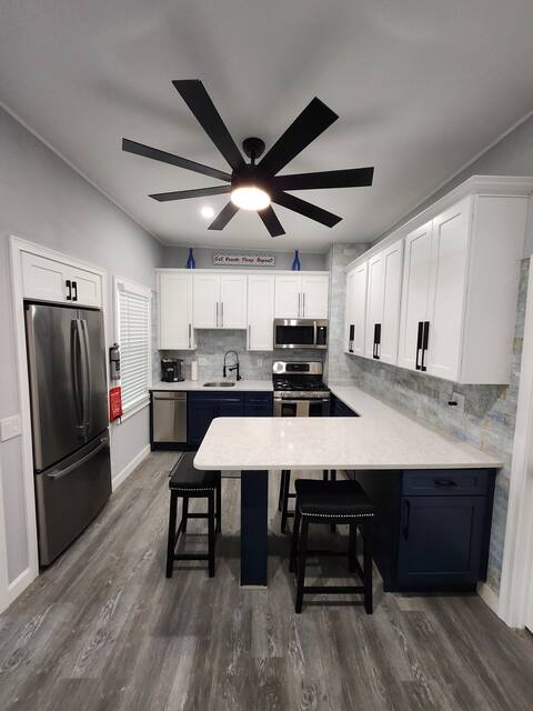 Centrally located remodeled cottage. Walk to water