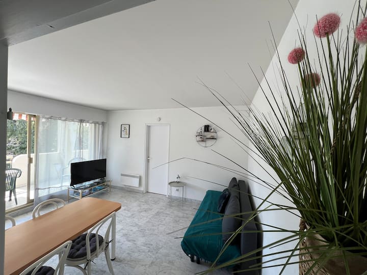 Вътрешната всекидневна, гледана от входа.