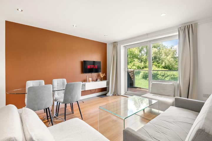 Spacious Retreat For 7 With 2 Bathrooms - Reading
