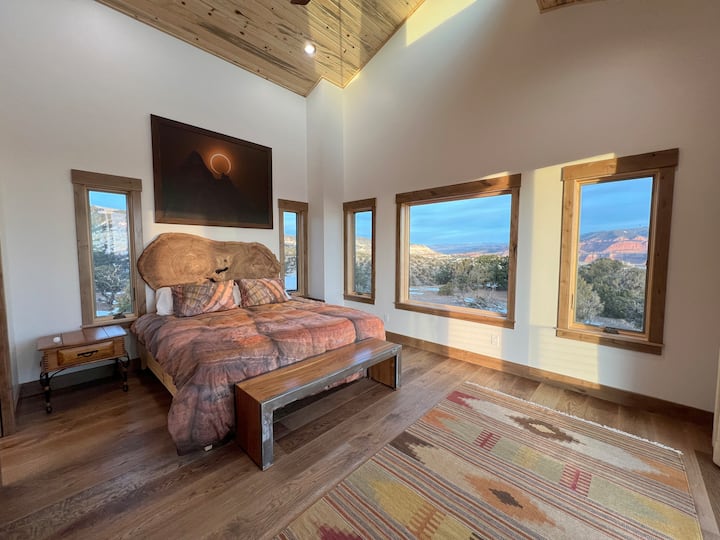 Главна спална соба со неверојатни големи прозорци. 12'x 14'