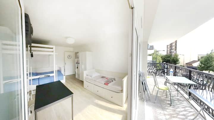 (Во голема соба може да се сместат вкупно 8 лица): со 1 брачен кревет, 1 брачен кревет и 2 дополнителни душека кои спијат на подот, големи прозорци и голем балкон. Има гардероба, 1 полица за работи, закачалки за облека, 1 маса и стол.

