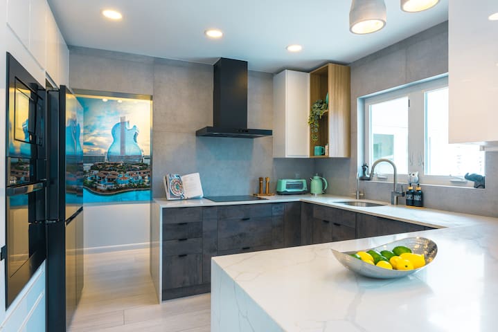 Upscale 3BR with Heated Pool & Billiards