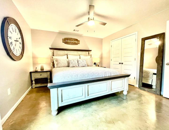 חדר שינה עם מיטת קינג סייז