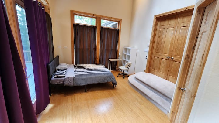 เตียงควีนไซส์ 1 เตียง + โต๊ะทำงาน